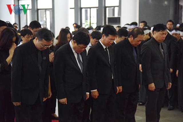 Đoàn Ban Tuyên giáo Trung ương do Trưởng ban Võ Văn Thưởng dẫn đầu vào viếng Chủ tịch nước Trần Đại Quang.