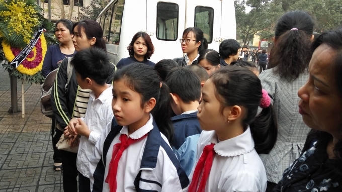 Các em nhỏ cũng đến để tiễn biệt nhạc sĩ Trần Lập.