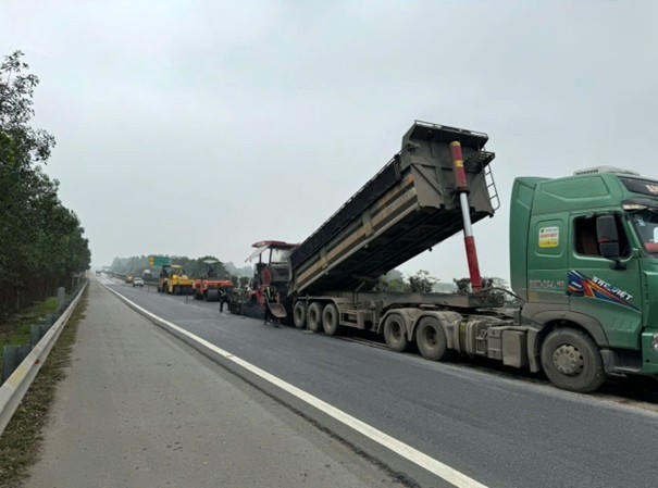 Sửa chữa đoạn Km96+135-:-Km96+145,51, tuyến cao tốc Nội Bài - Lào Cai. Ảnh: Bộ Xây dựng