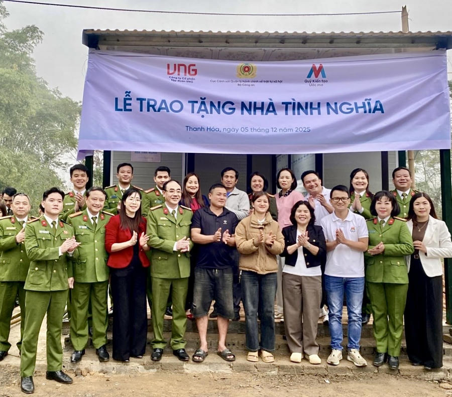 Niềm vui của những người dân có hoàn cảnh khó khăn khi được dọn về ở trong ngôi nhà mới.