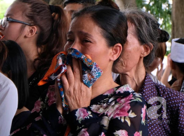 Những người hàng xóm đã không cầm được nước mắt bởi sự ra đi đột ngột của Ngân. (ảnh: Afamily).