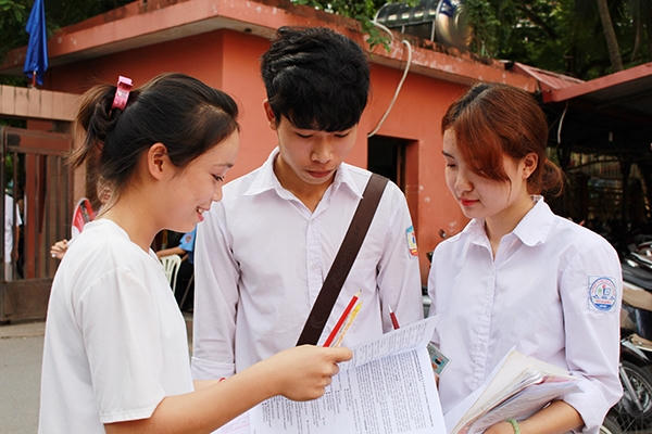 Nữ thí sinh xúc động khi được ông ngoại tặng hoa