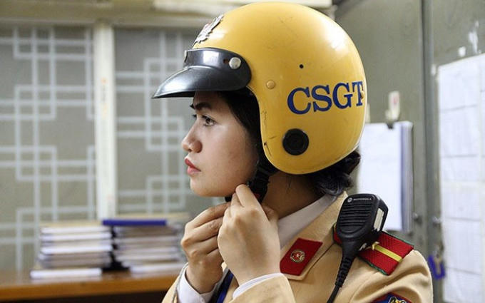 Những h&igrave;nh ảnh duy&ecirc;n d&aacute;ng của Ch&acirc;u Linh hay nhiều nữ CSGT kh&aacute;c của Thủ đ&ocirc; nhiều người vẫn n&oacute;i vui Ph&ograve;ng CSGT H&agrave; Nội &ldquo;tung&rdquo; c&aacute;c b&oacute;ng hồng xuống phố đặc biệt l&agrave; c&aacute;c b&oacute;ng hồng điều khiển giao th&ocirc;ng trong ng&agrave;y 8/3.