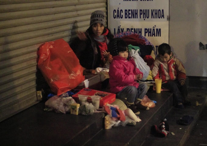 Trong khi nhiều đứa trẻ đang nằm trong chăn ấm nệm êm vẫn còn rét buốt thì đâu đó ở ngoài trời, những đứa trẻ vô gia cư như thế này vẫn phải chống chọi với cái lạnh cắt da, cắt thịt.