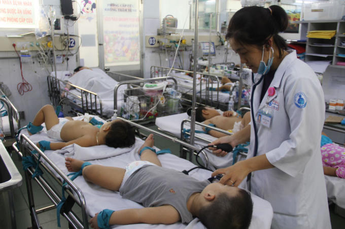 Những ngày này, phải có mặt ở khoa Nhiễm – thần kinh bệnh viện Nhi đồng 1 mới chiến kiến hết sự vất vả của các y bác sĩ nơi đây. Lượng trẻ nhập viện điều trị vì bệnh tay chân miệng tăng gấp 5 lần so với tháng trước khiến nhân viên y tế phải gồng mình cứu chữa.