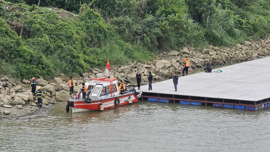 Lực lượng chức năng tìm kiếm 4 người được thông báo mất tích.