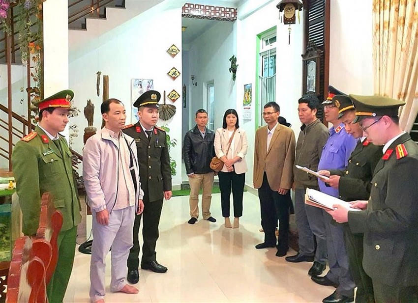 Cơ quan An ninh điều tra Công an TP Huế tống đạt quyết định khởi tố vụ án, khởi tố bị can, lệnh bắt bị can để tạm giam đối với Nguyễn Xuân Bình (thứ 2 bìa trái).