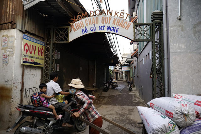 Cổng thôn, cổng xóm ở xã Canh Nậu khá nhiều, mới cũ đan xen. Các cổng mới xây dựng thường làm bằng sắt đơn giản nhưng đều có điểm chung với những cái tên ý nghĩa hướng đến điều tốt đẹp. Trong ảnh là một cổng xóm mang tên "đoàn kết".