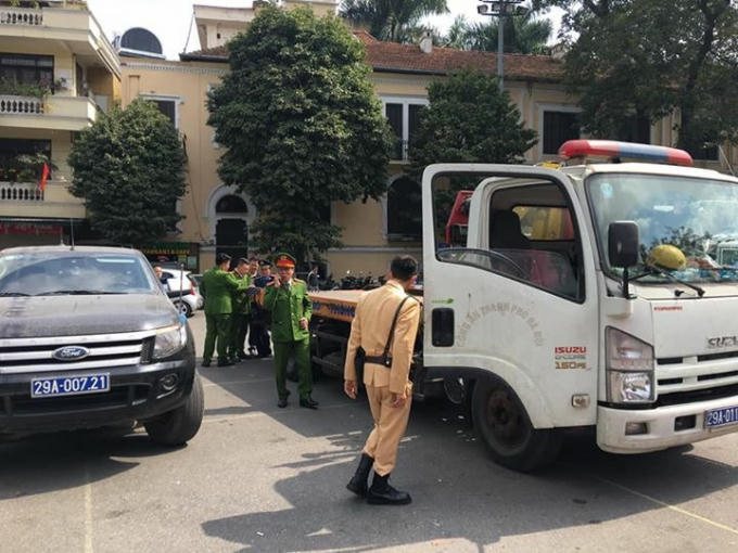 C&ocirc;ng an Ho&agrave;n Kiếm xử l&yacute; nhiều b&atilde;i tr&ocirc;ng xe tr&aacute;i ph&eacute;p c&oacute; biểu hiện thu ph&iacute; kiểu &ldquo;chặt ch&eacute;m&rdquo;.