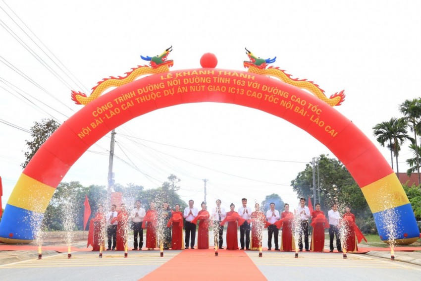 Các đại biểu thực hiện nghi thức cắt băng khánh thành.