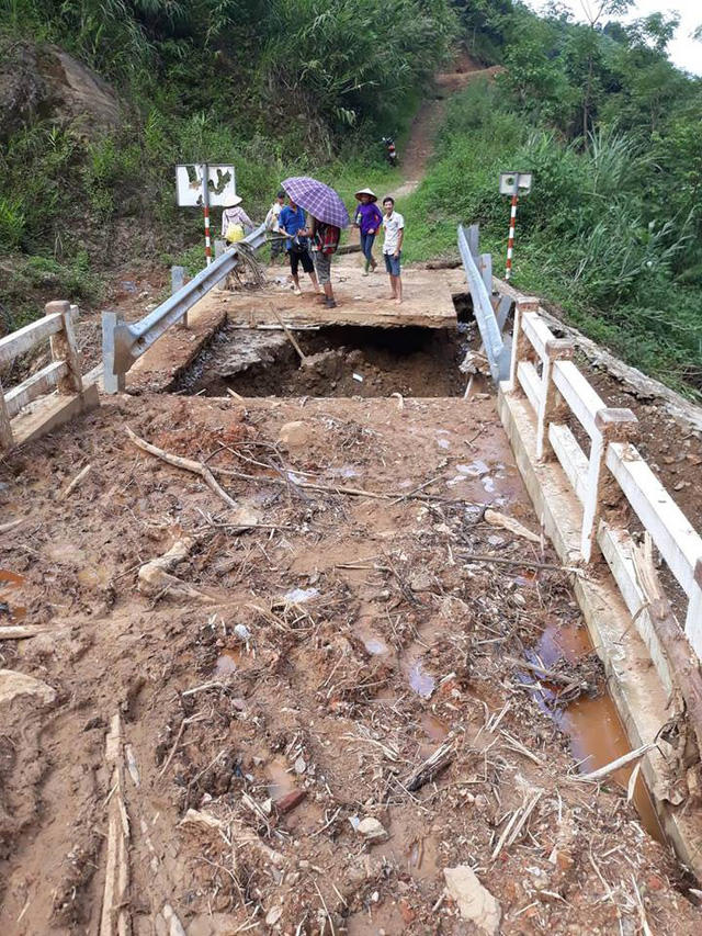 Một cây cầu bị nước lũ gây sạt lở, cuốn trôi móng.