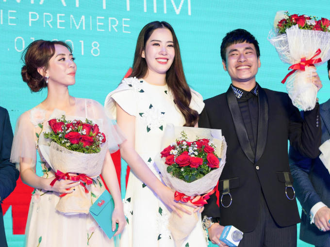 Nam Em diện váy trắng tinh khôi ra mắt phim điện ảnh mới