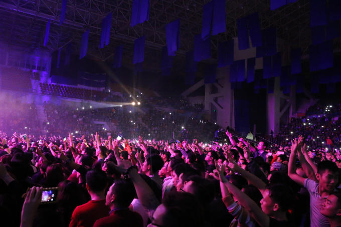 Trong suốt đêm liveshow, khán giả không ngừng "cháy" cùng các nghệ sĩ trên sân khấu.