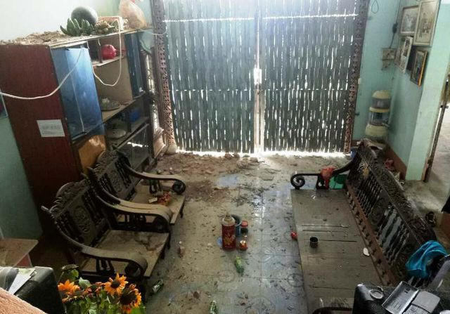 Phòng khách ở tầng 1 cũng bị ảnh hưởng do vụ nổ.