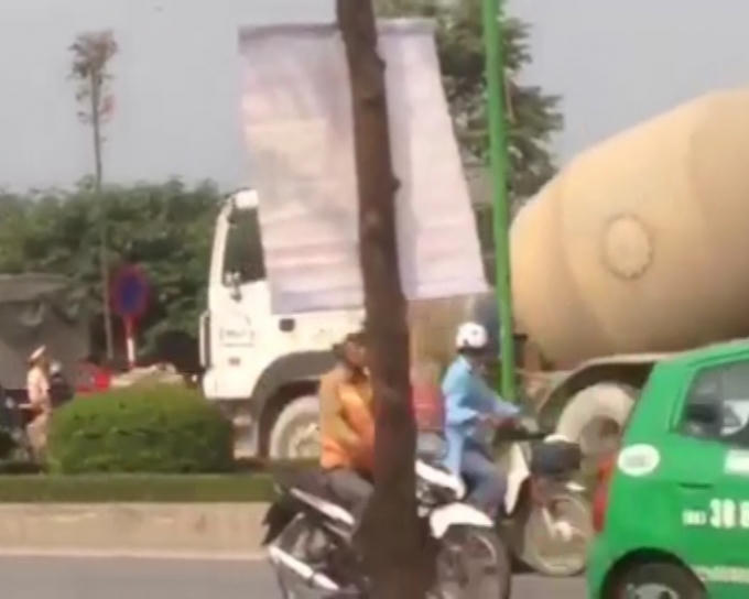 Tại khu vực ngã tư Trung Văn xe tải cũng qua mặt CSGT