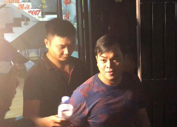 Phúc XO được dẫn giải ra khỏi nhà riêng lúc 19h15.