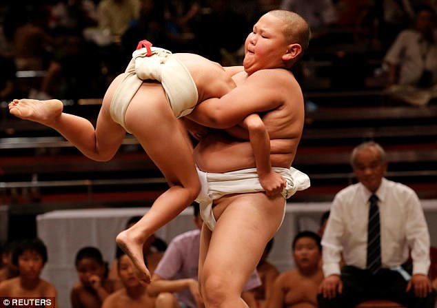 Phần thắng thuộc về võ sĩ sumo nào làm cho đối thủ của mình bước ra ngoài vòng tròn thi đấu, hoặc ngã chạm sàn cát trước. (Ảnh: Reuters)