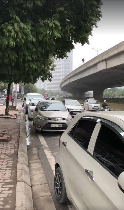 Các phương tiện đang lưu thông phía dưới khá đông. Ảnh: Otofun.