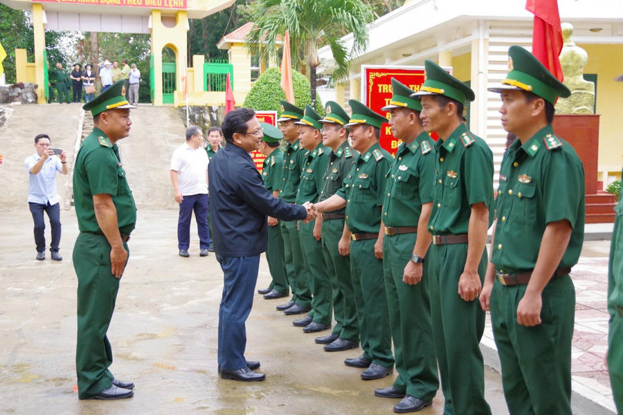 Ông Nguyễn Đức Hiển - Phó Bí Thường trực Tỉnh ủy Cà Mau thăm hỏi, động viên cán bộ, chiến sĩ Đồn Biên phòng Hòn Khoai.