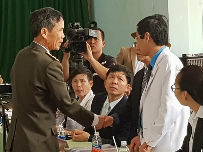 Đại tá Nguyễn Thế Lực, Phó Giám đốc Công an tỉnh Đắk Lắk bắt tay ông Nguyễn Lâm Sáu.