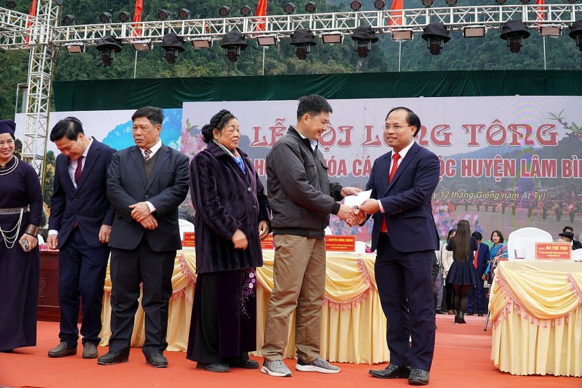 Ban tổ chức trao giải cho người chiến thắng trong hội thi tung Còn. (Ảnh:P. Họ).