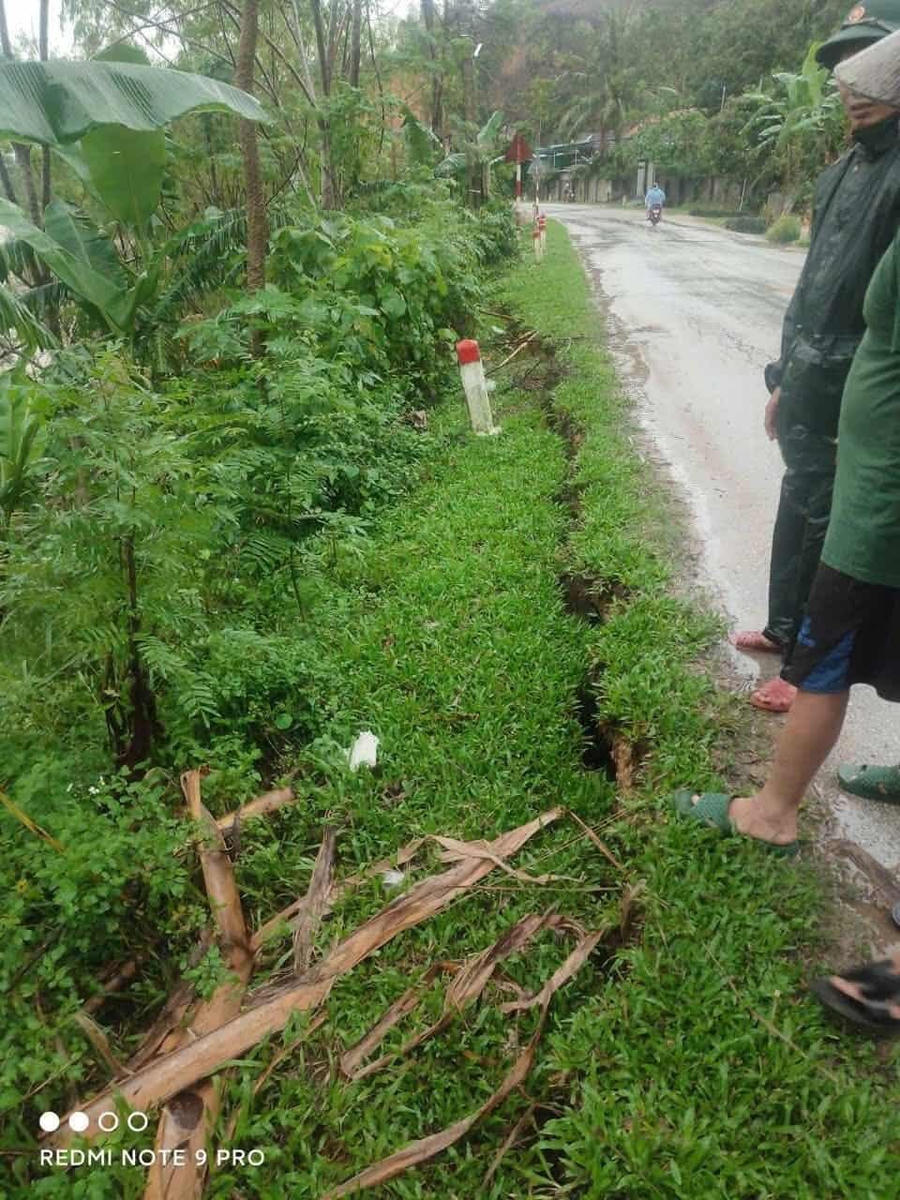 Quốc lộ 46C bị rạn nứt dài khoảng 100m.