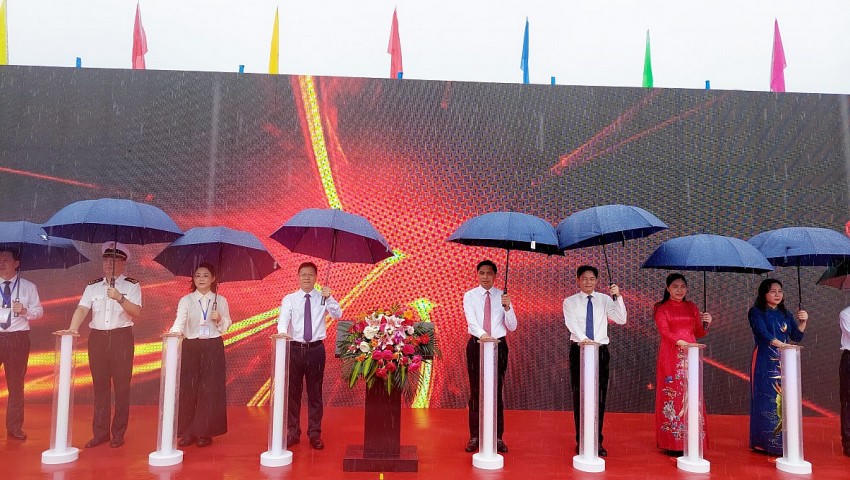 Các đại biểu ấn nút công bố lối thông quan Bắc Phong Sinh (Việt Nam) - Lý Hỏa (Trung Quốc) tại cửa khẩu Bắc Phong Sinh (Hải Hà, Quảng Ninh, Việt Nam) Ảnh: Nguyễn Quang