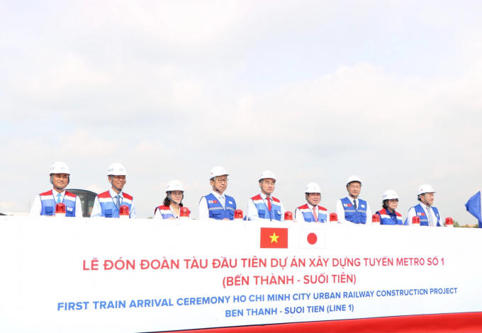 Các vị lãnh đạo thực hiện nghi thức đón tàu.
