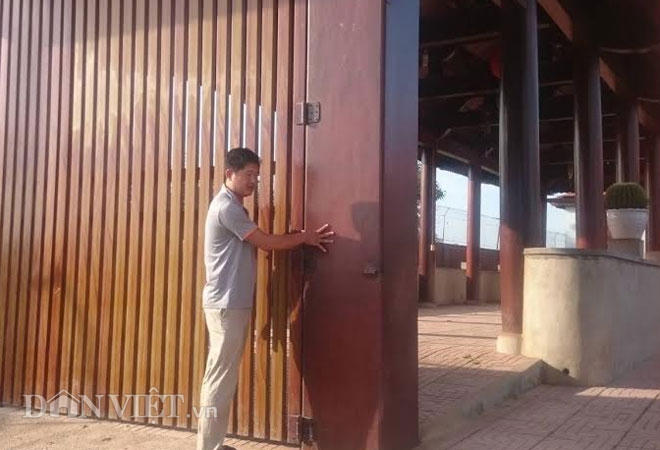 Trụ cổng nhà là trụ vuông, có bề ngang khoảng 3 gang tay, là gỗ căm xe. Để có được những trụ vuông này, thợ rừng phải tuyển chọn những cây căm xe lâu năm tuổi.