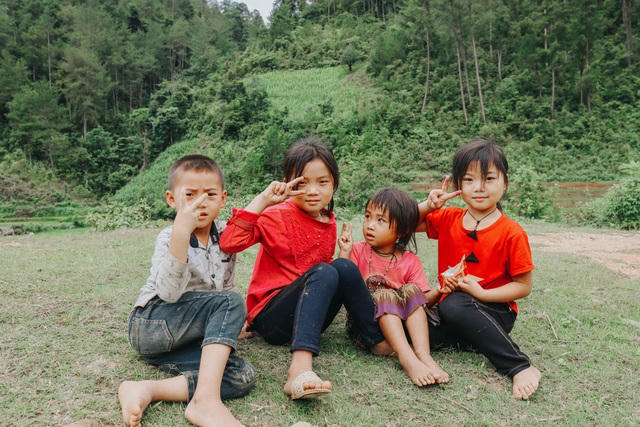Lìm Mông là bản của người Mông, của những trái tim tự do và đầy kiêu hãnh chỉ quen sống nơi núi cao, nơi giao thoa giữa trời và đất. Từ đỉnh Lìm Mông, nhìn về phía Cao Phạ nơi dừng chân của biết bao du khách, một cảm giác đầy mới lạ về những nơi tưởng đã quá thân quen hẳn sẽ khiến không ít người phải sững người trước bức tranh thiên nhiên kì vĩ. Bức tranh tuyệt mĩ ấy được tô điểm bởi những bậc thang loang loáng nước đan xen cùng màu mạ non được tạo nên bởi những bàn tay lao động ngày này qua tháng khác, năm nối năm cứ tích lũy, chắt lọc để tạo nên cuộc sống thanh bình và no ấm nơi vùng cao. 