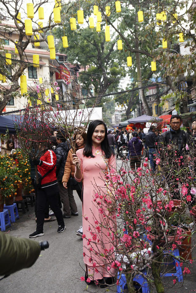 Nhiều người đến chợ hoa để tranh thủ chụp cho mình những kiểu ảnh kỷ niệm đậm không khí Tết.