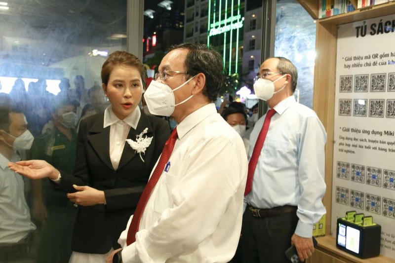 Bí thư Thành ủy TPHCM Nguyễn Văn Nên và nguyên Bí thư Thành ủy TPHCM Nguyễn Thiện Nhân cùng đến tham quan chuỗi Thư viện số tại đường đi bộ Nguyễn Huệ - Ảnh: Quốc Ngọc
