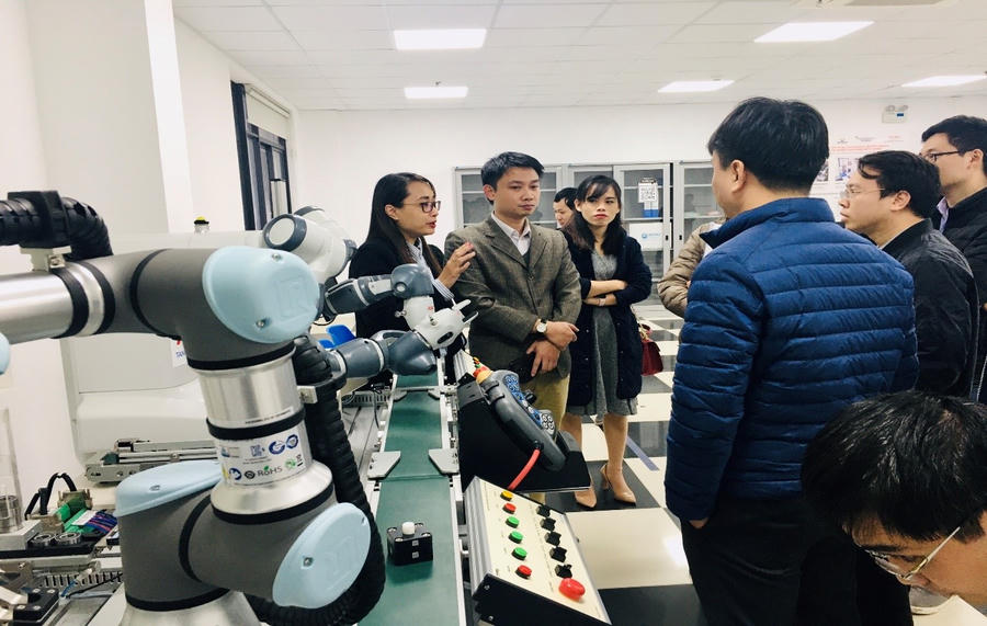 Đại học Kinh tế – Kỹ thuật Công nghiệp làm việc với đối tác về định hướng nghiên cứu. (Ảnh: UNETI).