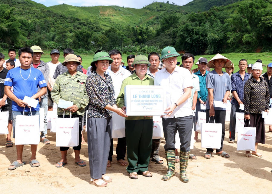 Phó Thủ tướng Lê Thành Long chia sẻ, động viên nhân dân vùng lũ.