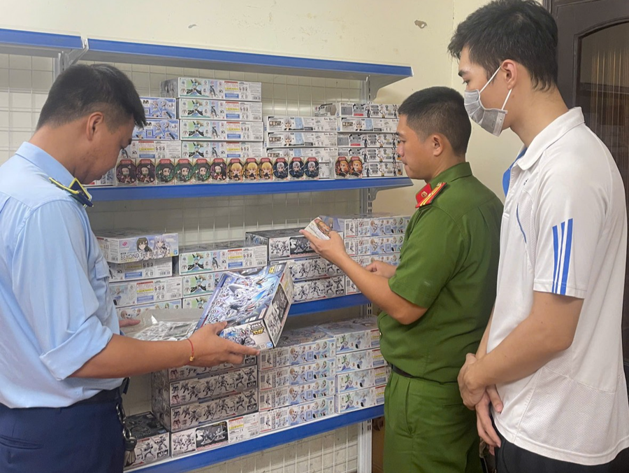 08 cơ sở kinh doanh đồ chơi trẻ em nhập lậu đã bị lực lượng QLTT TP Hà Nội phát hiện và thu giữ hàng nghìn sản phẩm.