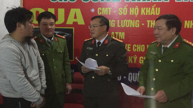 Đại tá Nguyễn Văn Long (đeo kính) - Giám đốc Công an tỉnh và Đại tá Phạm Văn Lương = Phó giám đốc CA tỉnh trực tiếp xuống hiện trường chỉ đạo phá chuyên án