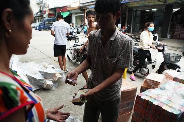 Nhờ buôn bán đồ cho người chết mà nhiều người dân ở xã Song Hồ trở nên giàu có. Phố Hồ dài khoảng 1km nhưng san sát nhà cao tầng.