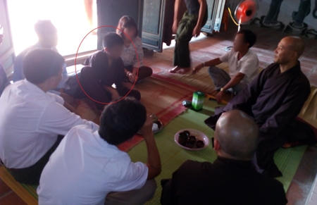 Công an xã Nguyên Khê và gia đình anh Việt đang "đàm phán" với nhà chùa Tiên Cảnh để đưa cháu L. (khoanh vòng tròn đỏ) về nhà với gia đình (ảnh gia đình cháu L. cung cấp).
