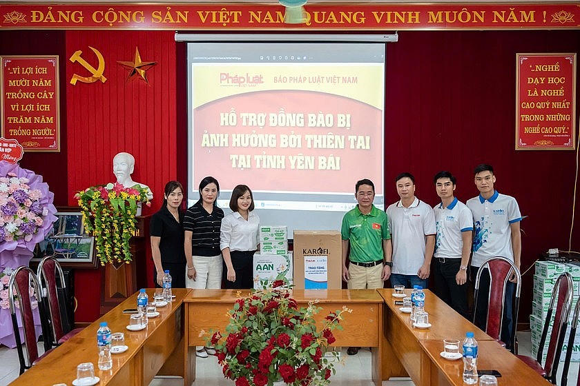 Báo Pháp luật Việt Nam tặng quà cho thầy và trò Trường Mầm non Tân Hợp.
Báo Pháp luật Việt Nam trao quà cho học sinh có hoàn cảnh khó khăn tại Văn Yên.
Báo Pháp luật Việt Nam trao quà cho học sinh có hoàn cảnh khó khăn tại Văn Yên.