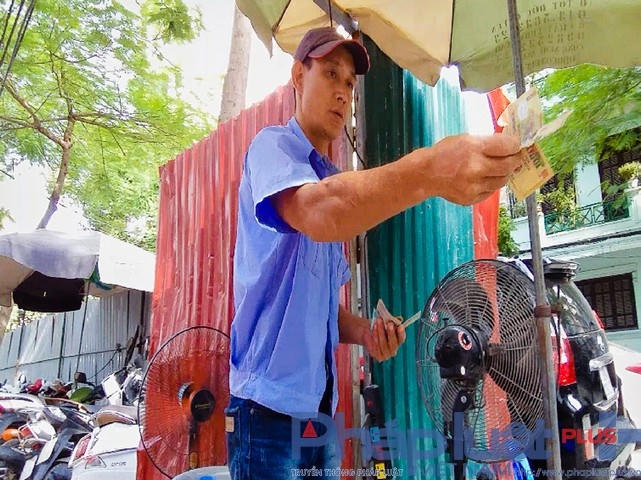 Tìm hiểu được biết mức giá gửi xe máy tại đây là 10 nghìn đồng/lượt, trong khi các điểm trông giữ xe khách chỉ từ 3 đến 5 nghìn đồng/lượt và mức giá được áp dụng trông xe ô tô là 1,4 triệu đồng/tháng.