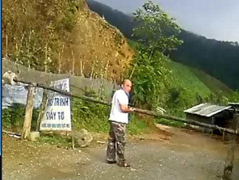 Chốt công an canh phòng tại con đường độc đạo dẫn vào mỏ Pác Lạng (Ảnh: Nam Anh).