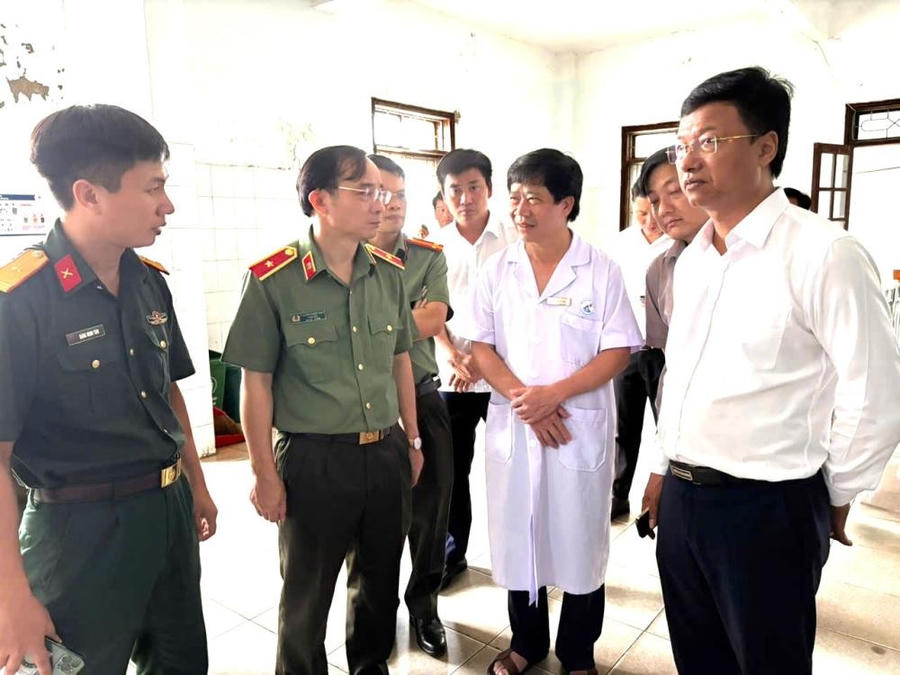 Lãnh đạo tỉnh Hà Tĩnh yêu cầu tập trung cứu chữa các nạn nhân trong vụ tai nạn giao thông đặc biệt nghiêm trọng trên Quốc lộ 1A. (Ảnh: CTTĐT tỉnh Hà Tĩnh)