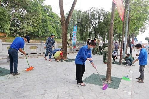Các lực lượng tham gia thực hiện công trình phố đi bộ Sơn Tây. Ảnh: Cổng TTĐT Thị xã Sơn Tây