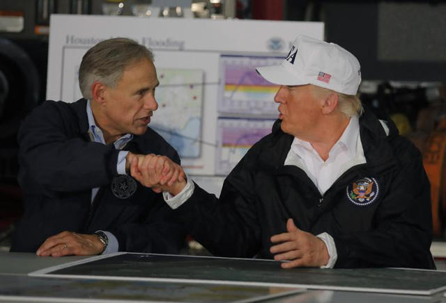 Tổng thống Trump đã gửi lời động viên tới người dân Texas, đồng thời bày tỏ tin tưởng rằng “Texas sẽ khắc phục được mọi khó khăn”. Ông Trump cũng khẳng định chính quyền của ông sẽ luôn “chăm sóc” cho người dân ở vùng gặp thiên tai. Trong ảnh: Ông Trump trao đổi tình hình bão Harvey với Thống đốc bang Texas Greg Abbott tại Corpus Christi. (Ảnh: Reuters)