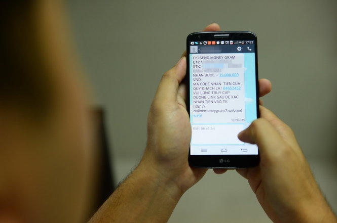 Bọn tội phạm đã gửi một tin nhắn thông báo tài khoản ông H. nhận được tiền và dụ ông vào đường link do chúng cung cấp để khai báo thông tin - Ảnh: QUANG ĐỊNH