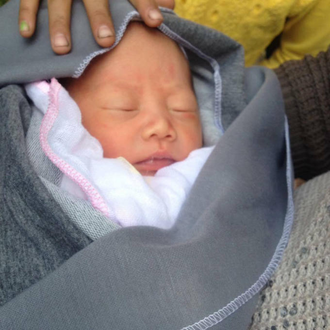 Hình ảnh bé trai bị bỏ rơi.