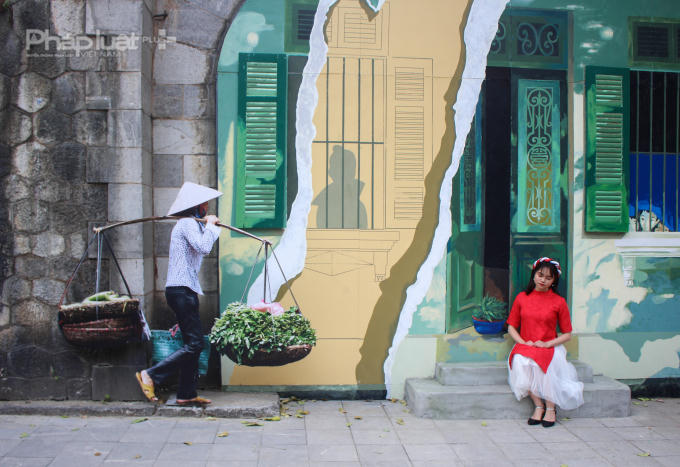 Phố Bích Họa đang thu hút nhiều bạn trẻ đến chụp hình lưu niệm