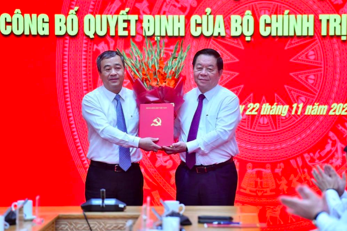 Trưởng Ban Tuyên giáo Trung ương Nguyễn Trọng Nghĩa thay mặt Bộ Chính trị trao quyết định và tặng hoa chúc mừng ông Ngô Đông Hải.