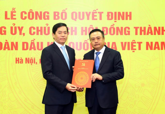 Đồng chí Phạm Viết Thanh, Ủy viên BCH TW Đảng, Bí thư Đảng ủy Khối Doanh nghiệp TW trao Quyết định chỉ định đồng chí Trần Sỹ Thanh, Ủy viên BCH TW Đảng, Chủ tịch HĐTV Tập đoàn giữ chức Bí thư Đảng ủy Tập đoàn Dầu khí Quốc gia Việt Nam.
