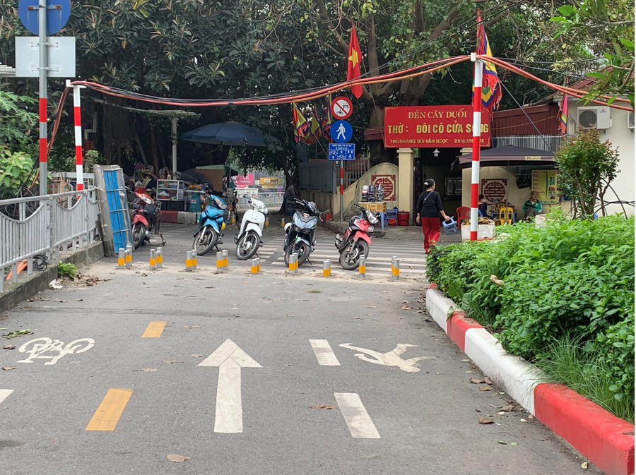 Những chiếc xe máy đỗ ngay tại đầu vào của tuyến đường, gây cản trở cho những người có nhu cầu di chuyển.